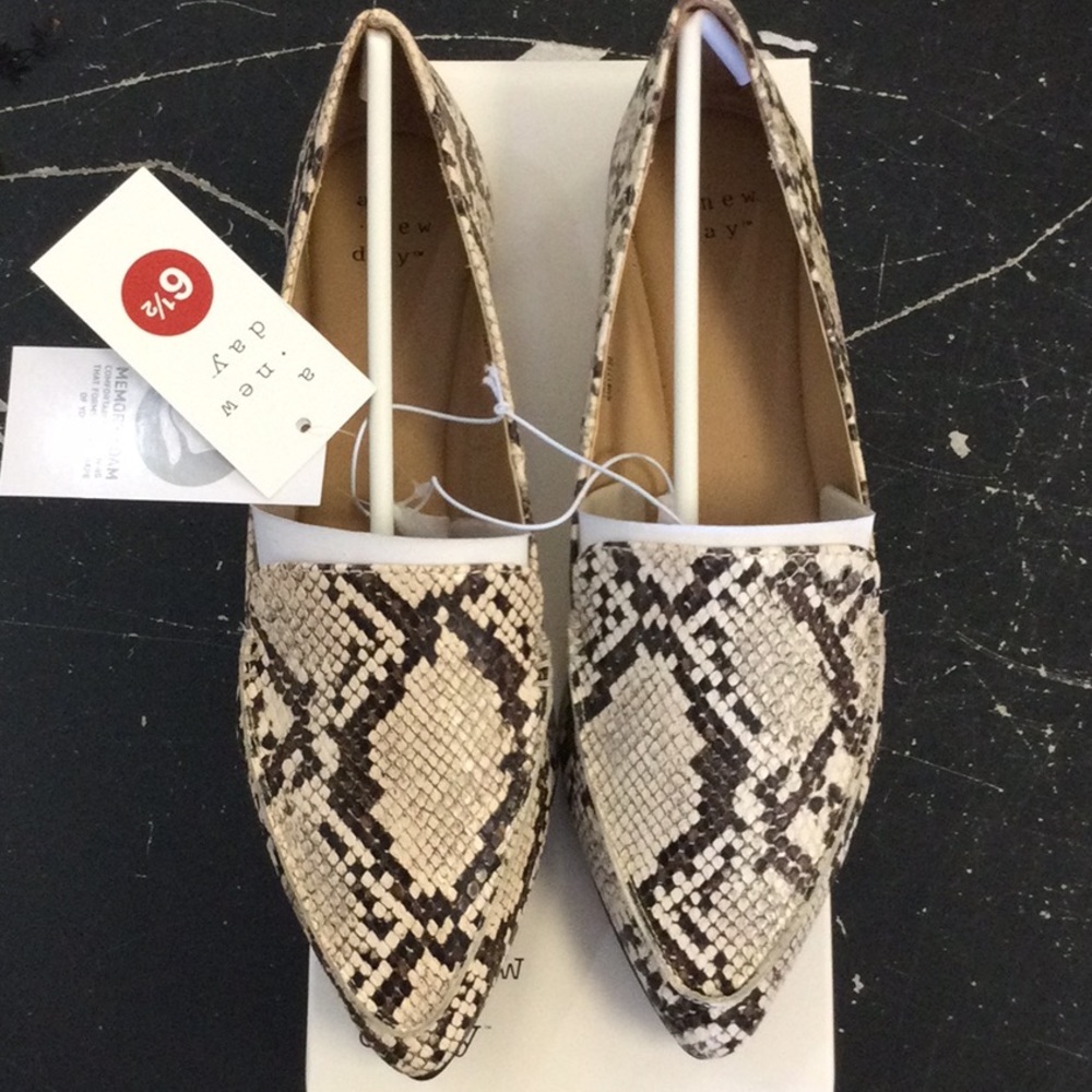 Women’s snake loafer